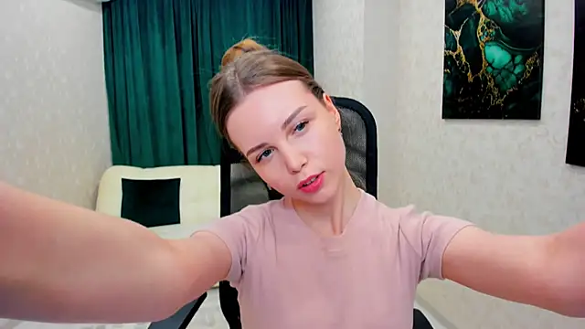 Snapshot of MileyWings chatting on 03.03.25 MileyWings online show from 03.03.25