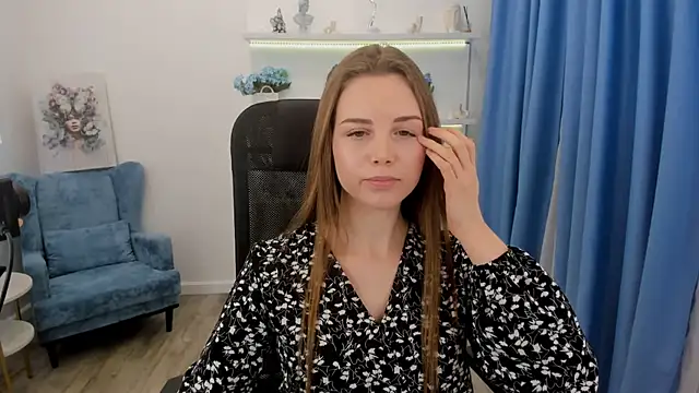 Snapshot of MileyWings chatting on 11.20.25 MileyWings online show from 11.20.25