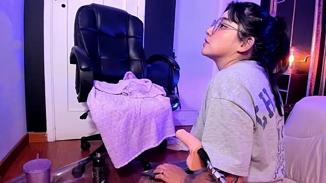 Snapshot of JeyLee chatting on 02.06.25 JeyLee online show from 02.06.25