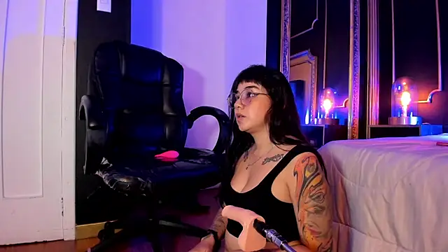 Snapshot of JeyLee chatting on 03.19.25 JeyLee online show from 03.19.25