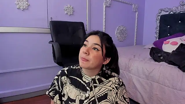 Snapshot of JeyLee chatting on 11.18.25 JeyLee online show from 11.18.25