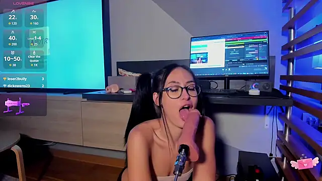 Snapshot of MiaJeanns chatting on 09.22.25 MiaJeanns online show from 09.22.25