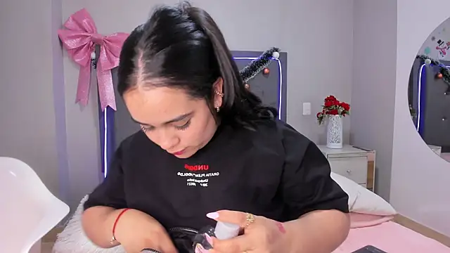 Snapshot of emma_lye chatting on 12.14.25 emma lye online show from 12.14.25