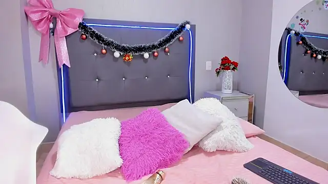 Snapshot of emma_lye chatting on 12.16.25 emma lye online show from 12.16.25