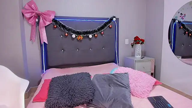 Snapshot of emma_lye chatting on 12.18.25 emma lye online show from 12.18.25