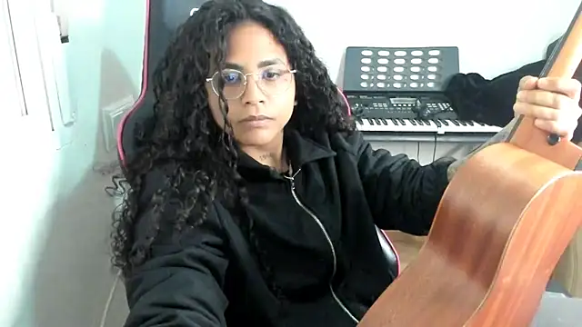 Snapshot of Ama_music chatting on 05.11.26 Ama music online show from 05.11.26