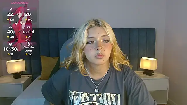 Snapshot of april_bunnyy chatting on 02.13.25 april bunnyy online show from 02.13.25