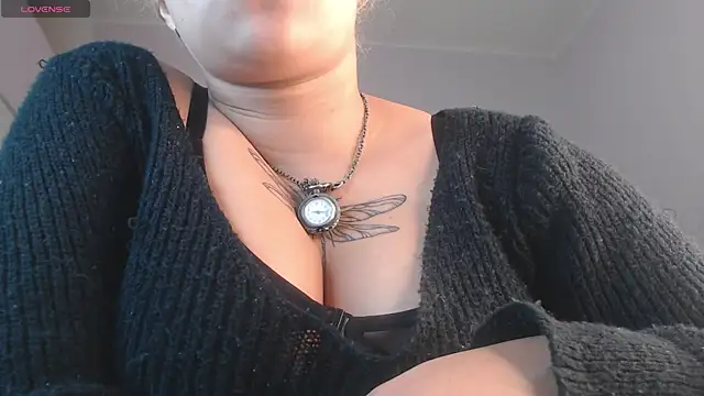 Snapshot of april_bunnyy chatting on 10.25.25 april bunnyy online show from 10.25.25