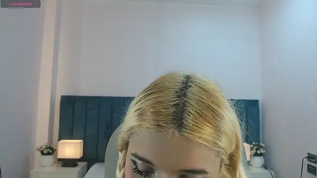 Snapshot of april_bunnyy chatting on 11.11.25 april bunnyy online show from 11.11.25