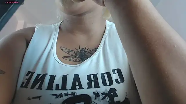 Snapshot of april_bunnyy chatting on 11.12.25 april bunnyy online show from 11.12.25