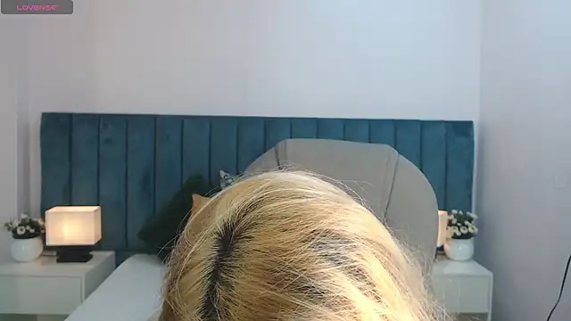 Snapshot of april_bunnyy chatting on 11.15.25 april bunnyy online show from 11.15.25