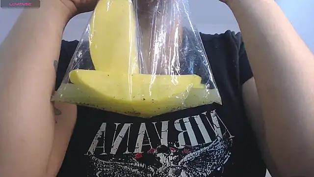 Snapshot of april_bunnyy chatting on 11.21.25 april bunnyy online show from 11.21.25