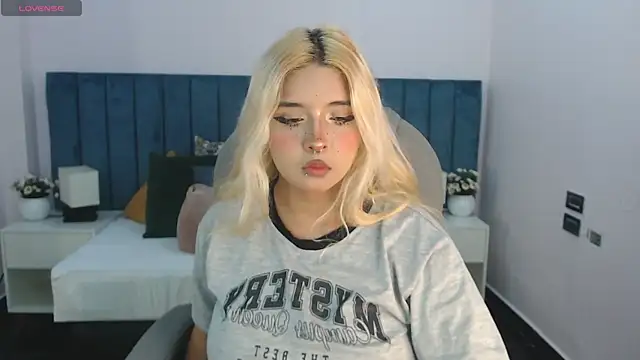 Snapshot of april_bunnyy chatting on 11.24.25 april bunnyy online show from 11.24.25