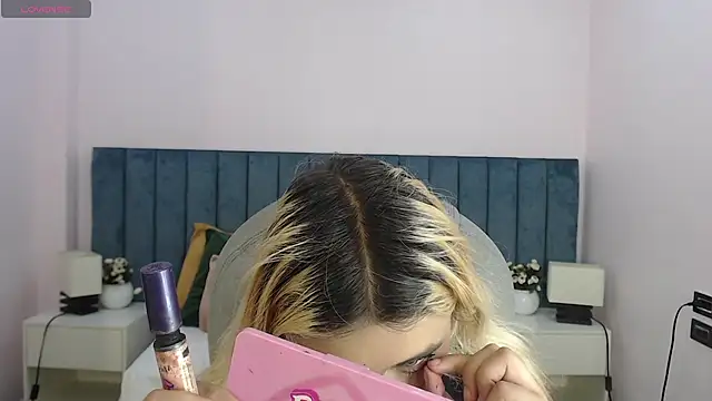 Snapshot of april_bunnyy chatting on 04.17.26 april bunnyy online show from 04.17.26