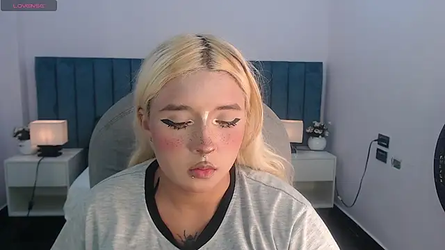 Snapshot of april_bunnyy chatting on 05.14.26 april bunnyy online show from 05.14.26