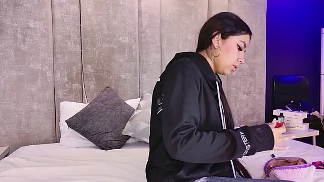 Larabrooks online show from 12.14.25