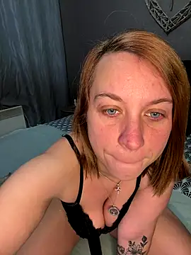 Snapshot of Aphrodite-22 chatting on 10.27.25 Aphrodite-22 online show from 10.27.25