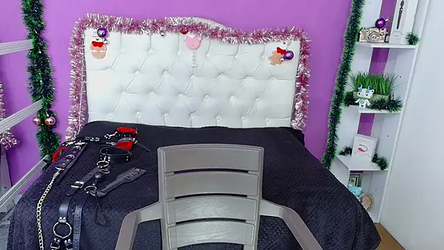 Snapshot of AmorMia chatting on 12.19.24 AmorMia online show from 12.19.24