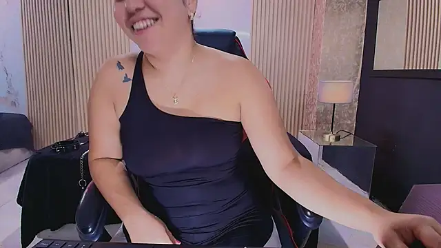 Snapshot of AmorMia chatting on 10.18.25 AmorMia online show from 10.18.25