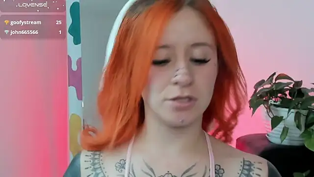 Snapshot of Daarlene chatting on 03.12.25 Daarlene online show from 03.12.25