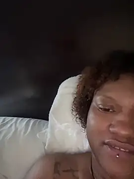 Snapshot of PrettyGal_Tingz chatting on 02.01.25 PrettyGal Tingz online show from 02.01.25