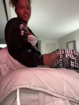 Snapshot of PrettyGal_Tingz chatting on 02.05.25 PrettyGal Tingz online show from 02.05.25