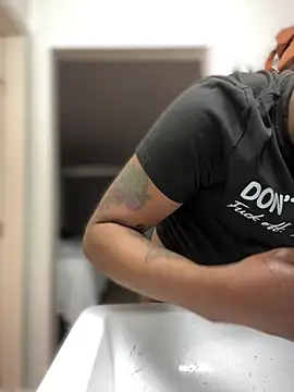 Snapshot of PrettyGal_Tingz chatting on 02.08.25 PrettyGal Tingz online show from 02.08.25