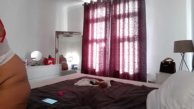 Snapshot of TanyaTaylor45 chatting on 11.12.25 TanyaTaylor45 online show from 11.12.25