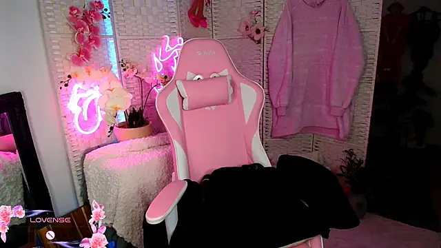 EllieKarrX online show from 12.08.24