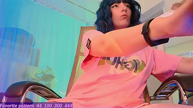 Toxic Ellies online show from 07.12.26