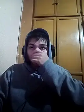 Snapshot of LoganFinds chatting on 11.04.25 LoganFinds online show from 11.04.25