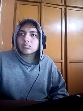 Snapshot of LoganFinds chatting on 11.05.25 LoganFinds online show from 11.05.25