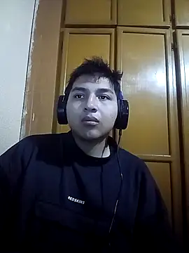 Snapshot of LoganFinds chatting on 11.06.25 LoganFinds online show from 11.06.25