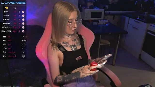 Snapshot of yngmilf chatting on 02.04.25 yngmilf online show from 02.04.25