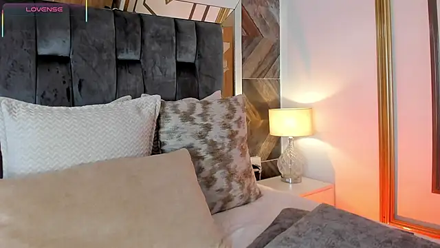 TaniaSmith1 online show from 10.28.25