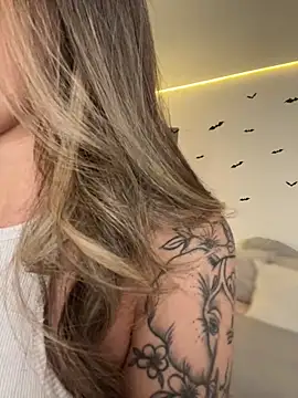 Snapshot of AmmyCollinsW chatting on 11.08.25 AmmyCollinsW online show from 11.08.25