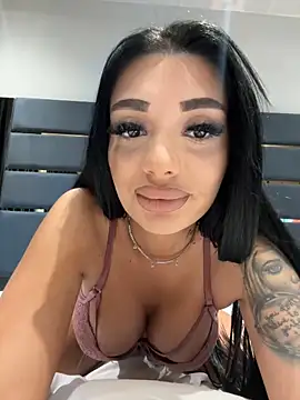 Snapshot of amirahylerr chatting on 01.21.25 amirahylerr online show from 01.21.25