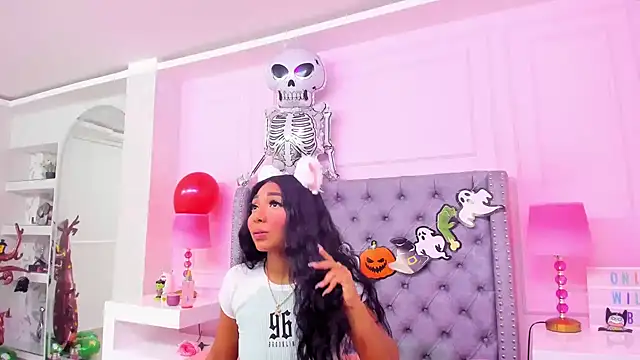 HaileeRoberts online show from 10.19.25