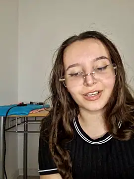 Snapshot of LineaDemie chatting on 09.21.25 LineaDemie online show from 09.21.25