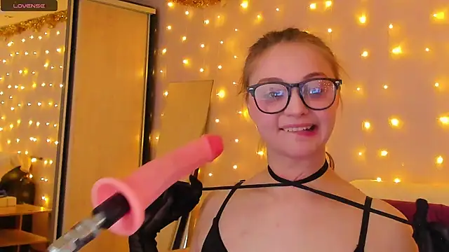 Snapshot of May_Flower chatting on 01.11.25 May Flower online show from 01.11.25