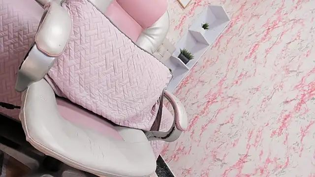 VICTORIA HOUSTON online show from 01.04.25