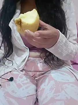 Snapshot of Liyan- chatting on 11.24.25 Liyan- online show from 11.24.25