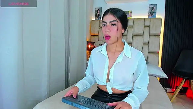 little sophie18 online show from 02.25.26