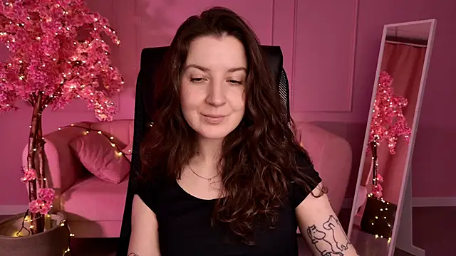 Snapshot of JackieByrd chatting on 09.25.25 JackieByrd online show from 09.25.25