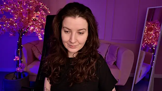 Snapshot of JackieByrd chatting on 10.04.25 JackieByrd online show from 10.04.25