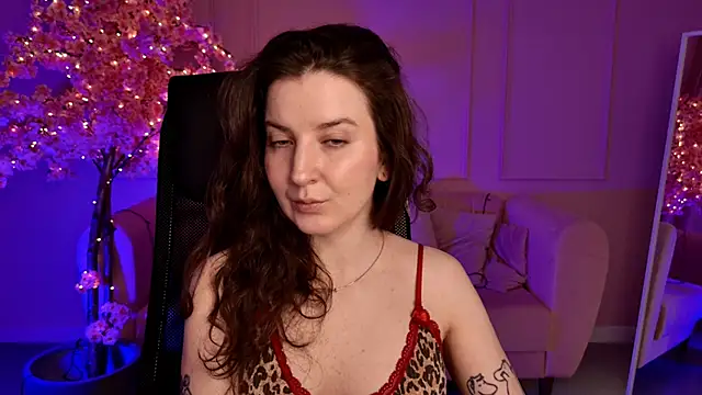 Snapshot of JackieByrd chatting on 10.12.25 JackieByrd online show from 10.12.25