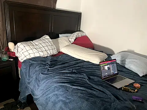 Snapshot of SpunCandy chatting on 10.02.25 SpunCandy online show from 10.02.25