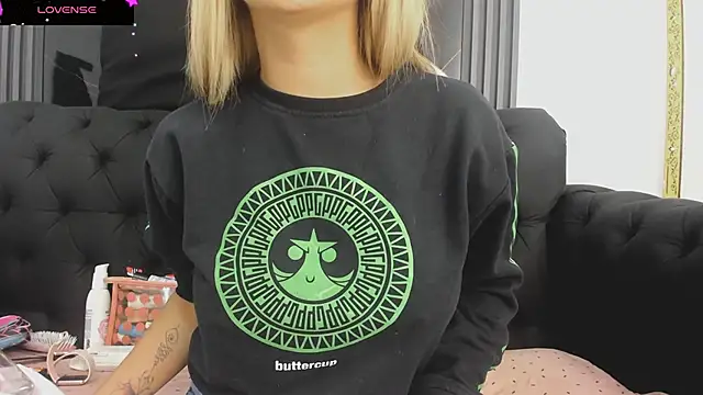 Snapshot of EvaaLovia1 chatting on 10.21.25 EvaaLovia1 online show from 10.21.25