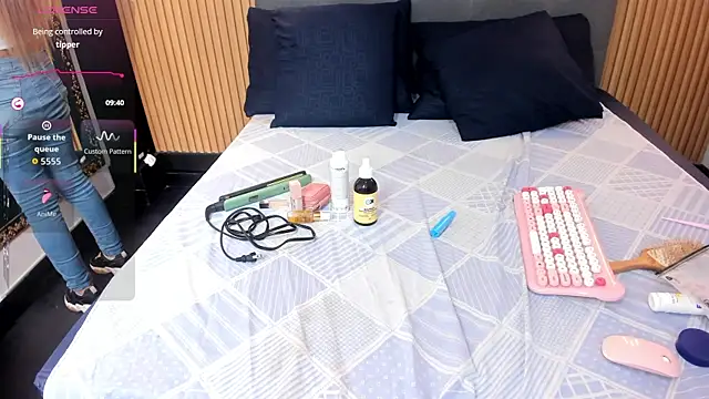 Snapshot of EvaaLovia1 chatting on 12.20.25 EvaaLovia1 online show from 12.20.25