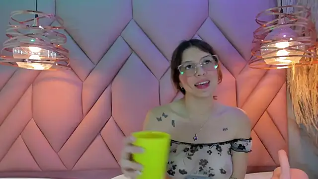 Snapshot of AngelaaCute_ chatting on 12.14.24 AngelaaCute online show from 12.14.24